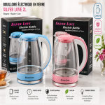 Deux bouilloires électriques en verre transparent de marque Silver Love, l'une bleue et l'autre rose, posées sur leurs boîtes d'emballage respectives.