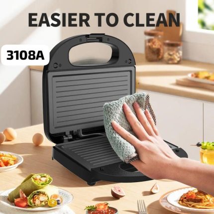 Appareil à panini électrique noir ouvert avec plaques de cuisson rainurées et une main nettoyant la surface avec un chiffon.