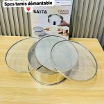 Ensemble de 5 tamis démontables en acier inoxydable de la marque Sayfa sur une table en bois.