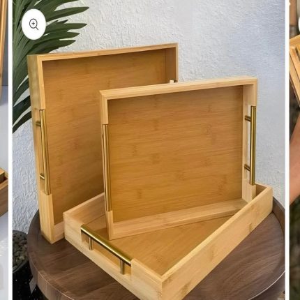 Lot de trois plateaux de service en bambou naturel avec poignées en métal doré.