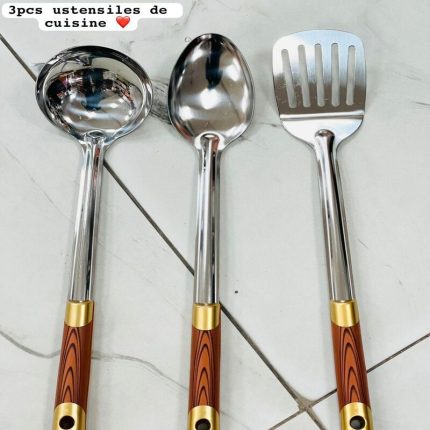 Lot de trois ustensiles de cuisine en inox comprenant une louche, une cuillère et une spatule avec manches aspect bois.