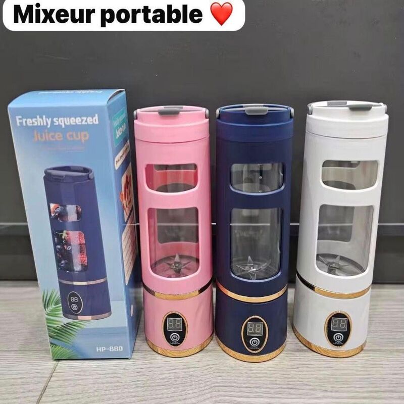 mixeur-portable-rechargeable-hp-880 Trois mixeurs portables rechargeables en rose, bleu marine et blanc avec écran digital.
