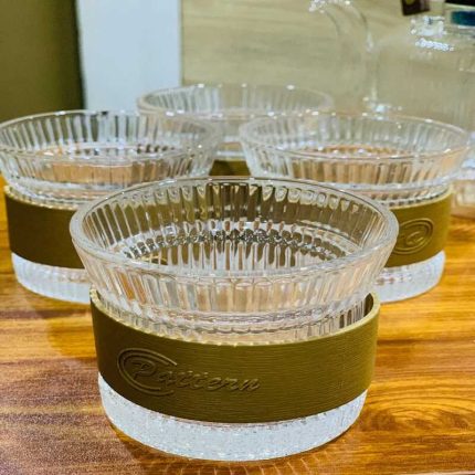 Lot de tasses en verre borosilicate strié avec manchon de protection thermique aspect cuir marron.