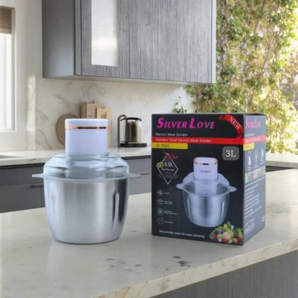 Hachoir électrique Silver Love 3 litres en acier inoxydable sur un plan de travail de cuisine.