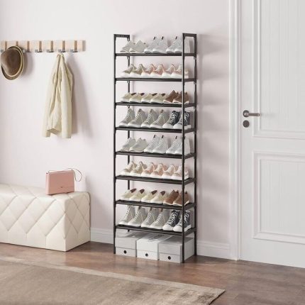 Étagère à chaussures verticale noire à 9 niveaux remplie de baskets dans un intérieur moderne.