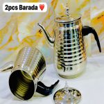Ensemble de deux théières Barada en acier inoxydable brillant avec poignées noires.