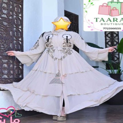 Abaya Dubaï avec broderies et manches larges.