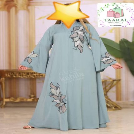 Abaya Dubaï évasée avec broderies brillantes.