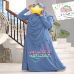 Jilbab 1 pièce ample et fluide de couleur marron avec manches intégrées.
