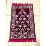 Tapis de prière en velours bordeaux avec motifs floraux et franges