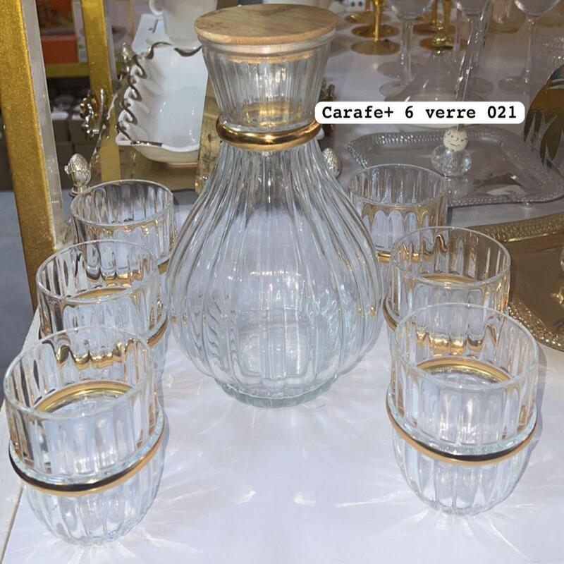 service-eau-carafe-verres-dore Ensemble carafe et 6 verres en verre strié avec bordures dorées
