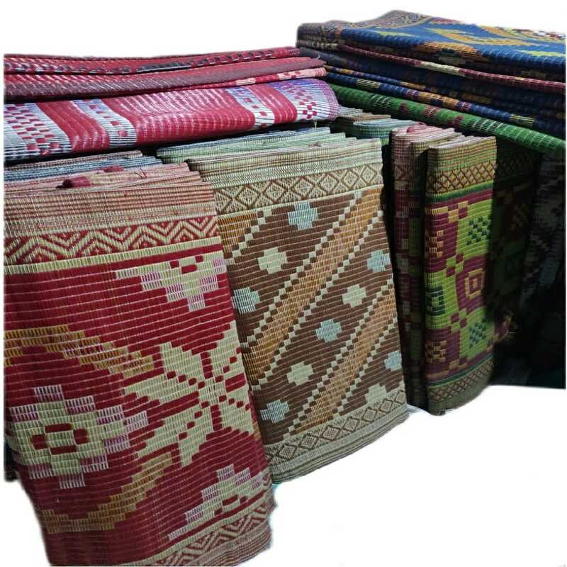 Lot de nattes en plastique tressé avec motifs géométriques traditionnels Lot de nattes en plastique tressé avec motifs géométriques traditionnels