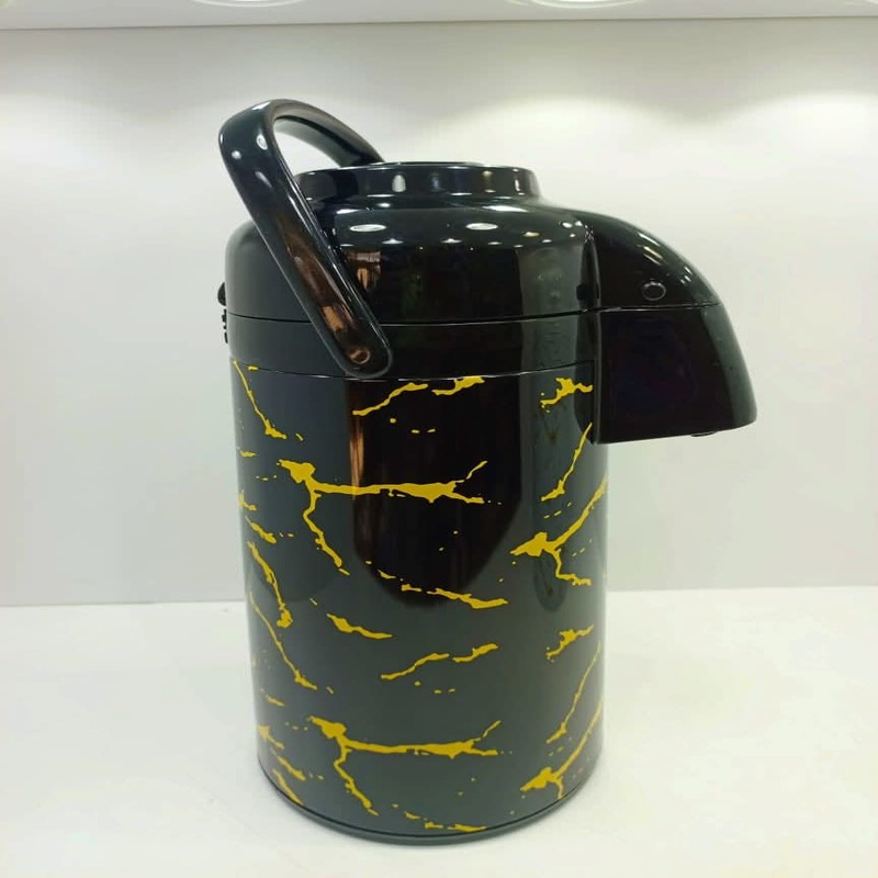 thermos-pompe-isotherme-noir-or Thermos à pompe isotherme noir et or effet marbré avec poignée