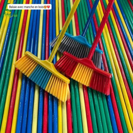 Balai avec manche long en bois coloré.