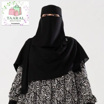 Ensemble niqab et hijab assortis pour femme, disponible en plusieurs couleurs chez Taaral Boutique.