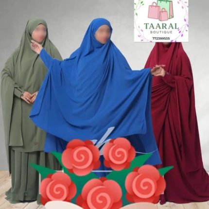 Trois femmes portant des jilbabs fluides de Taaral Boutique en couleurs vert olive, bleu roi et bordeaux.