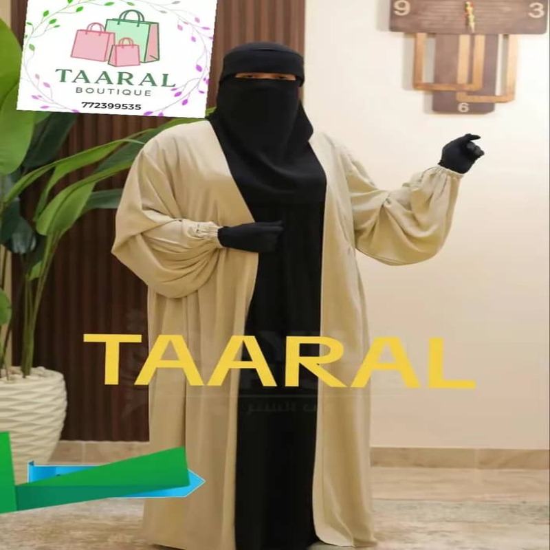 ensemble-robe-interieure-manteau-rose-noir-taaral Femme portant un ensemble deux pièces composé d'une robe intérieure noire avec voile assorti et d'un long manteau fluide de couleur vieux rose (terracotta) de la marque Taaral Boutique.