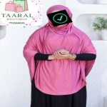 Grand voile de type khimar de couleur rose fuchsia avec de légers motifs texturés en pointillés, couvrant le buste et les épaules, proposé par Taaral Boutique.