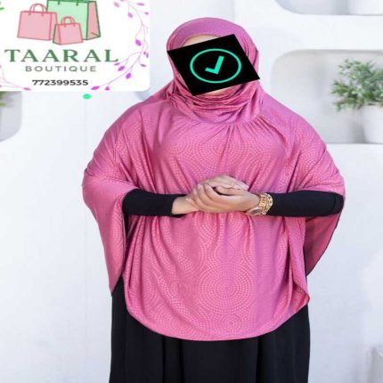 Grand voile de type khimar de couleur rose fuchsia avec de légers motifs texturés en pointillés, couvrant le buste et les épaules, proposé par Taaral Boutique.
