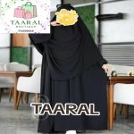 Femme portant un ensemble deux pièces de couleur noire composé d'une robe longue fluide et d'un grand khimar assorti couvrant parfaitement le buste et les bras, proposé par Taaral Boutique.