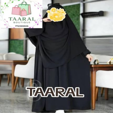 Femme portant un ensemble deux pièces de couleur noire composé d'une robe longue fluide et d'un grand khimar assorti couvrant parfaitement le buste et les bras, proposé par Taaral Boutique.