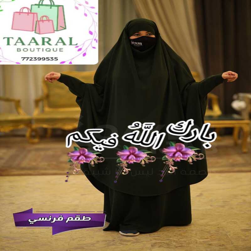 ensemble-jilbab-deux-pieces-taupe-taaral-boutique Femme portant un jilbab deux pièces de couleur taupe (marron clair / kaki), composé d'un grand khimar couvrant avec manches intégrées et d'une jupe longue assortie, par Taaral Boutique.