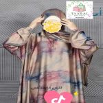 Femme portant une abaya de prière ample avec fermeture éclair au col et un khimar assorti couvrant la tête.