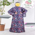 Femme portant une abaya de prière fluide à motifs avec un khimar assorti et des manches élastiques.