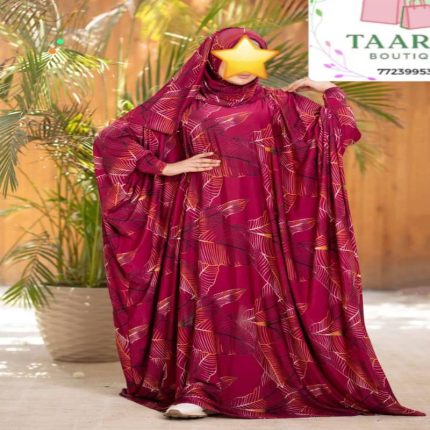 Femme portant une longue tenue de prière coupe papillon très ample avec son khimar assorti.