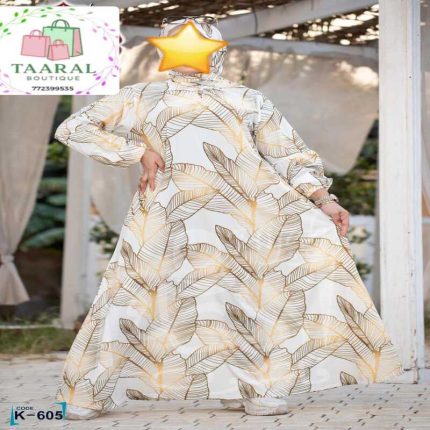 Femme portant une longue abaya évasée à motifs avec un col à nouer et de volumineuses manches bouffantes.