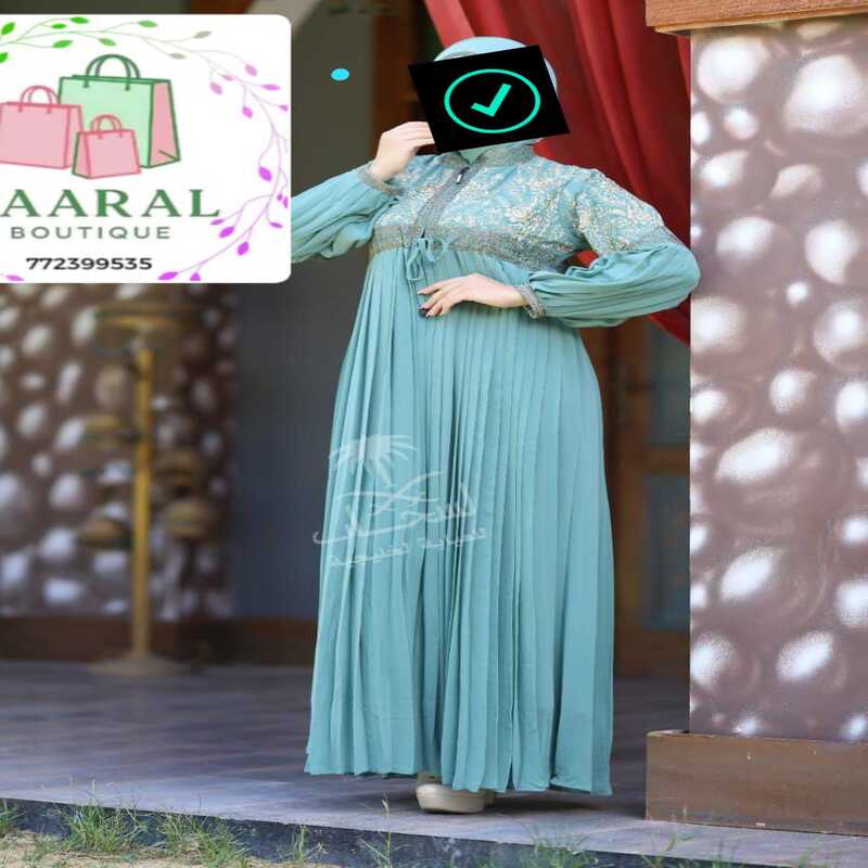 abaya-plissee-brodee-dentelle Robe longue abaya plissée pour femme avec broderies en dentelle dorée sur le buste et les manches.