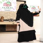 Ensemble trois pièces pour femme musulmane avec khimar brodé, tunique bicolore et jupe longue.