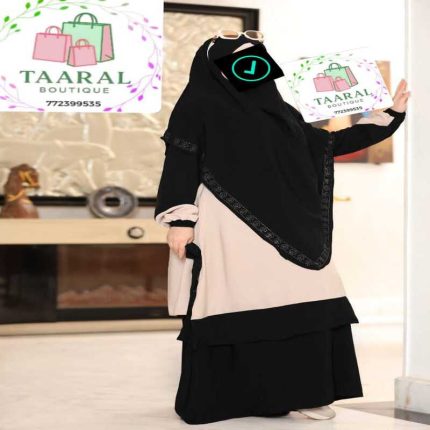 Ensemble trois pièces pour femme musulmane avec khimar brodé, tunique bicolore et jupe longue.