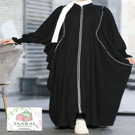 Robe longue abaya coupe papillon et ample, avec fermeture zippée à l'avant et liserés blancs.