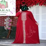 Robe longue abaya ample avec de larges broderies traditionnelles argentées sur le buste et les manches.