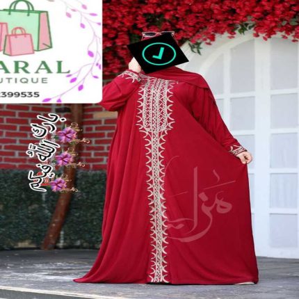 Robe longue abaya ample avec de larges broderies traditionnelles argentées sur le buste et les manches.
