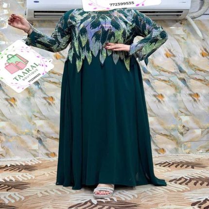 Robe longue abaya de fête avec un buste scintillant orné de strass et sequins brillants pour femme.
