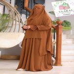 Femme portant un jilbab deux pièces avec niqab intégré de la boutique Taaral Boutique.