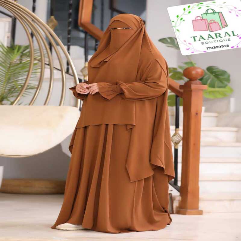 jilbab-niqab-ensemble-taaral-boutique Femme portant un jilbab deux pièces avec niqab intégré de la boutique Taaral Boutique.