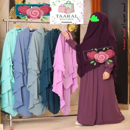 Ensemble de prêt-à-porter musulman comprenant un khimar multi-couches à coupe en pointe avec niqab intégré et une robe assortie, présenté par Taaral Boutique.