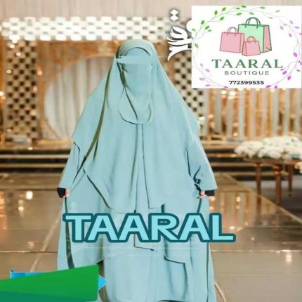 Femme portant un jilbab deux pièces avec niqab intégré et finitions mitaines aux poignets, de chez Taaral Boutique.
