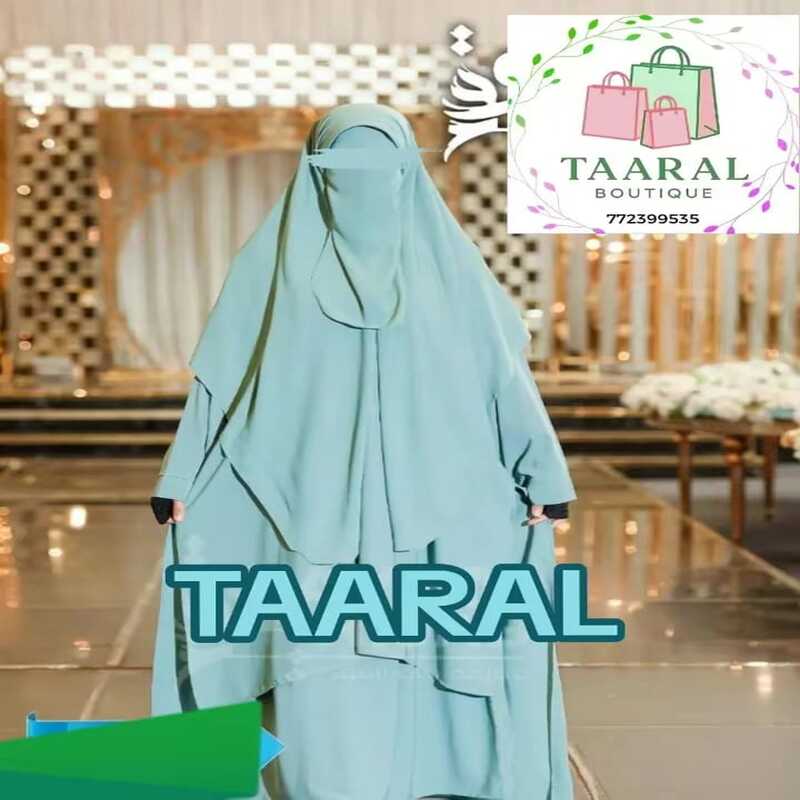 jilbab-deux-pieces-niqab-mitaines-taaral-boutique Femme portant un jilbab deux pièces avec niqab intégré et finitions mitaines aux poignets, de chez Taaral Boutique.