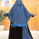 Ensemble pour femme musulmane composé d'une abaya ample et d'un khimar long arrondi avec niqab intégré, de la boutique Taaral Boutique.
