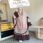 Femme portant un jilbab deux pièces bicolore avec niqab intégré et finitions contrastées, de chez Taaral Boutique.