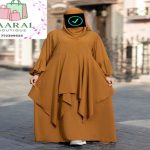 Ensemble mastour pour femme composé d'une robe longue et d'une surtunique ample à coupe asymétrique en pointe avec hijab assorti, de la boutique Taaral Boutique.