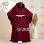 Femme portant un jilbab deux pièces avec cape longue, niqab intégré et finitions soignées aux poignets, de la boutique Taaral Boutique.