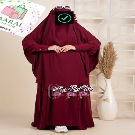 Femme portant un jilbab deux pièces avec cape longue, niqab intégré et finitions soignées aux poignets, de la boutique Taaral Boutique.