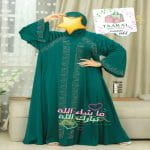 Femme portant une abaya mastour en tissu harir original de qualité supérieure avec des broderies scintillantes sur le devant et les manches, de chez Taaral Boutique.