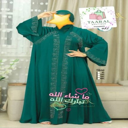 Femme portant une abaya mastour en tissu harir original de qualité supérieure avec des broderies scintillantes sur le devant et les manches, de chez Taaral Boutique.