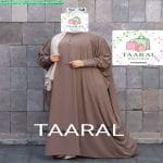 > Femme portant une abaya papillon ample en tissu crêpe de Turquie avec un col zippé et un hijab assorti, de chez Taaral Boutique.